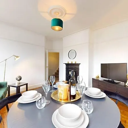 Large 2-Bed Apartment In Cardiff Exterior photo