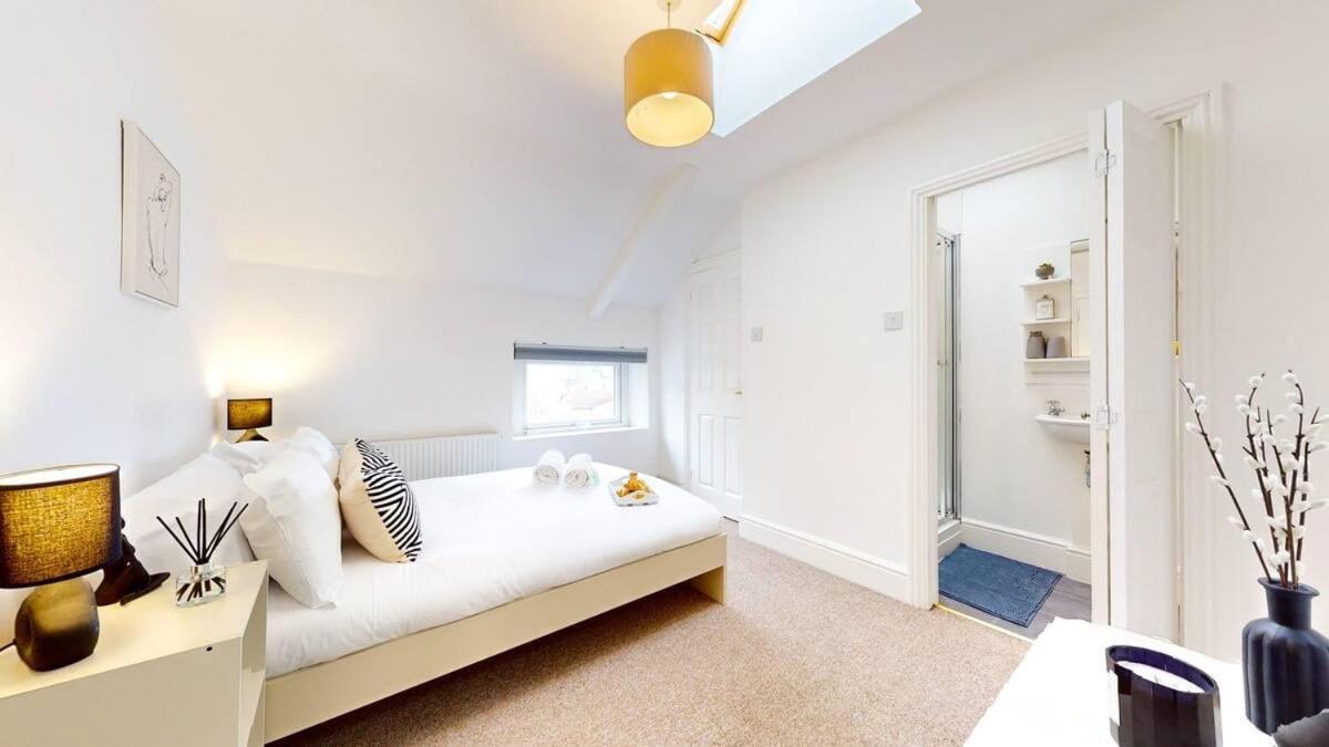 Large 2-bed In Apartment *
