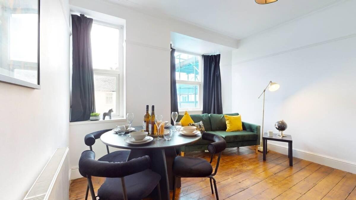 Large 2-bed In Apartment Cardiff